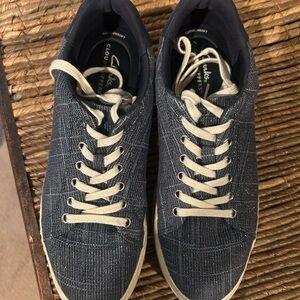 Clarks woman’s Navy Textured Sneakers